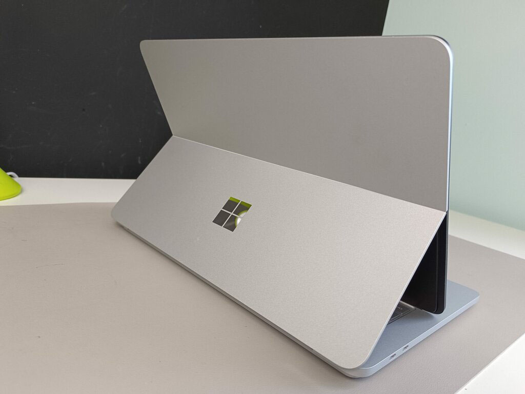 طراحی پشتی مایکروسافت سرفیس لپ تاپ استودیو 1 با پردازنده core i7