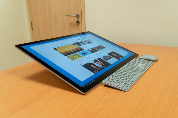 نمایشگر آل این وان سرفیس استودیو 2 پلاس با پردازنده core i7