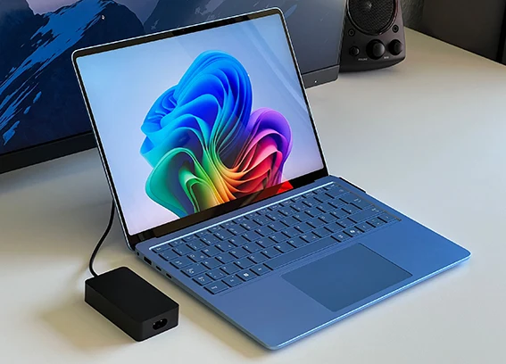 مایکروسافت سرفیس لپ تاپ 7 با پردازنده X Elite همراه شارژر