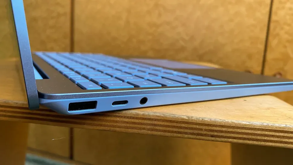 پورت های مایکروسافت سرفیس لپ تاپ گو با پردازنده core i5